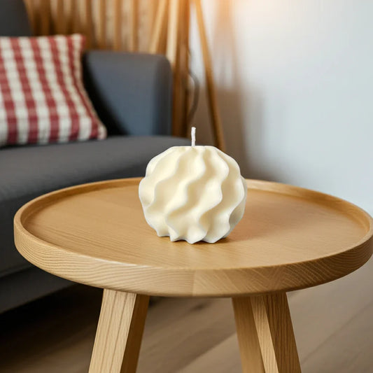 Handgemachte Wellenkerze aus Wachs auf Holztisch im modernen Wohnzimmer