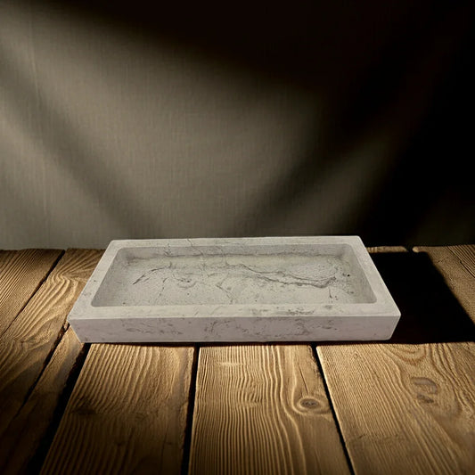 Rechteckige Beton-Schale auf Holztisch, schlichtes Design, natürliche Dekoration