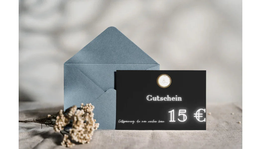 Gutschein im Wert von 15 Euro mit elegantem Umschlag und Trockenblumen auf Leinentuch