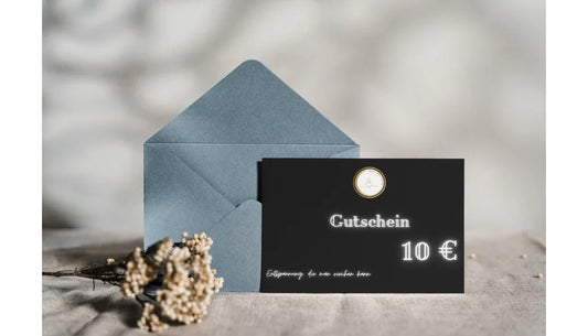 Gutschein 10 Euro auf schwarzer Karte mit blauem Umschlag, Kerzengeschenk Hintergrund