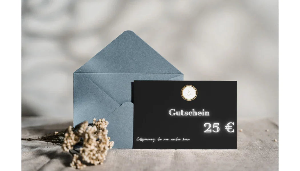 Geschenkgutschein 25 € vor blauer Umschlag, dekoriert mit Trockenblumen, Kerzen Geschenkidee