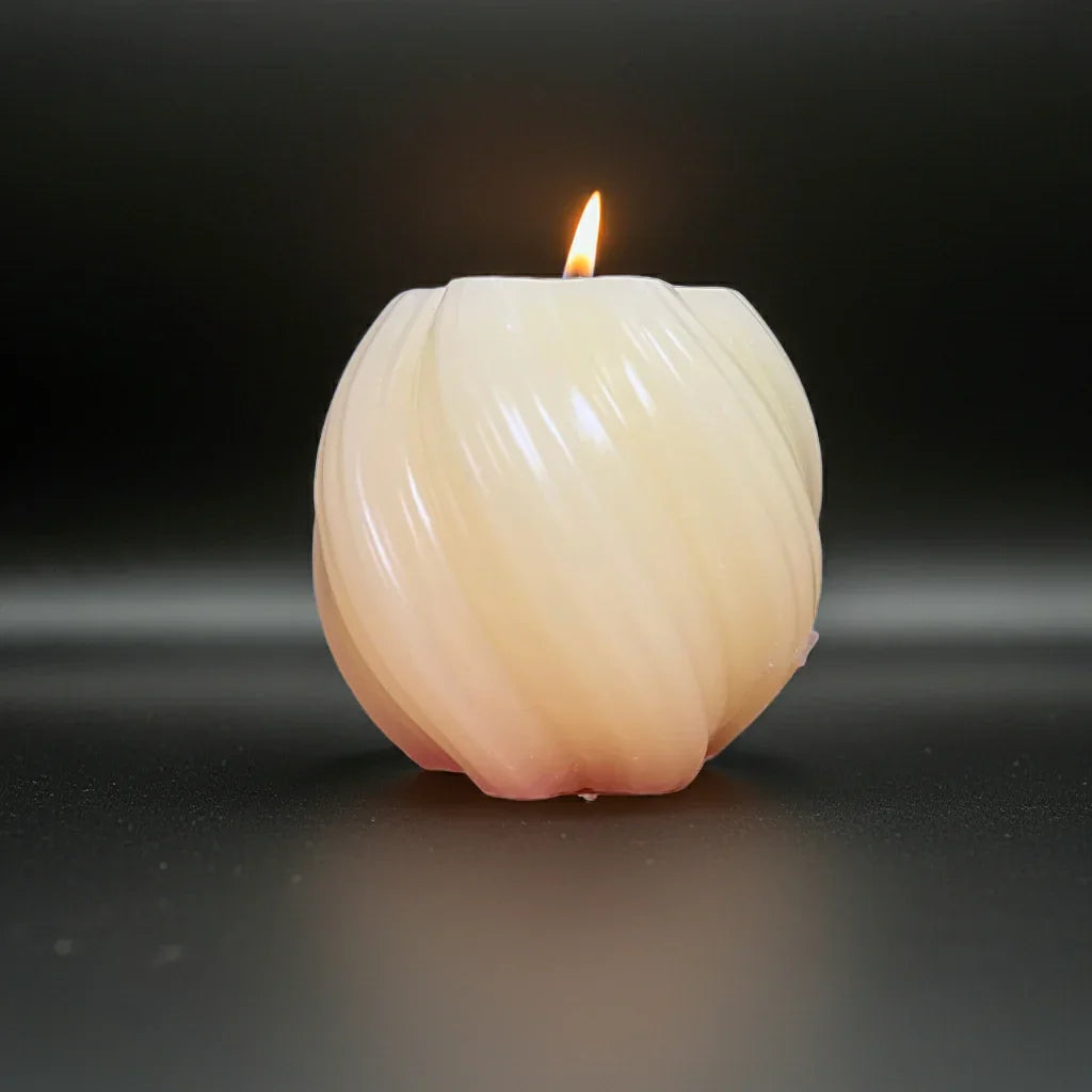 Handgemachte runde Kerze mit sanftem Licht, elegante geriffelte Struktur auf dunklem Hintergrund
