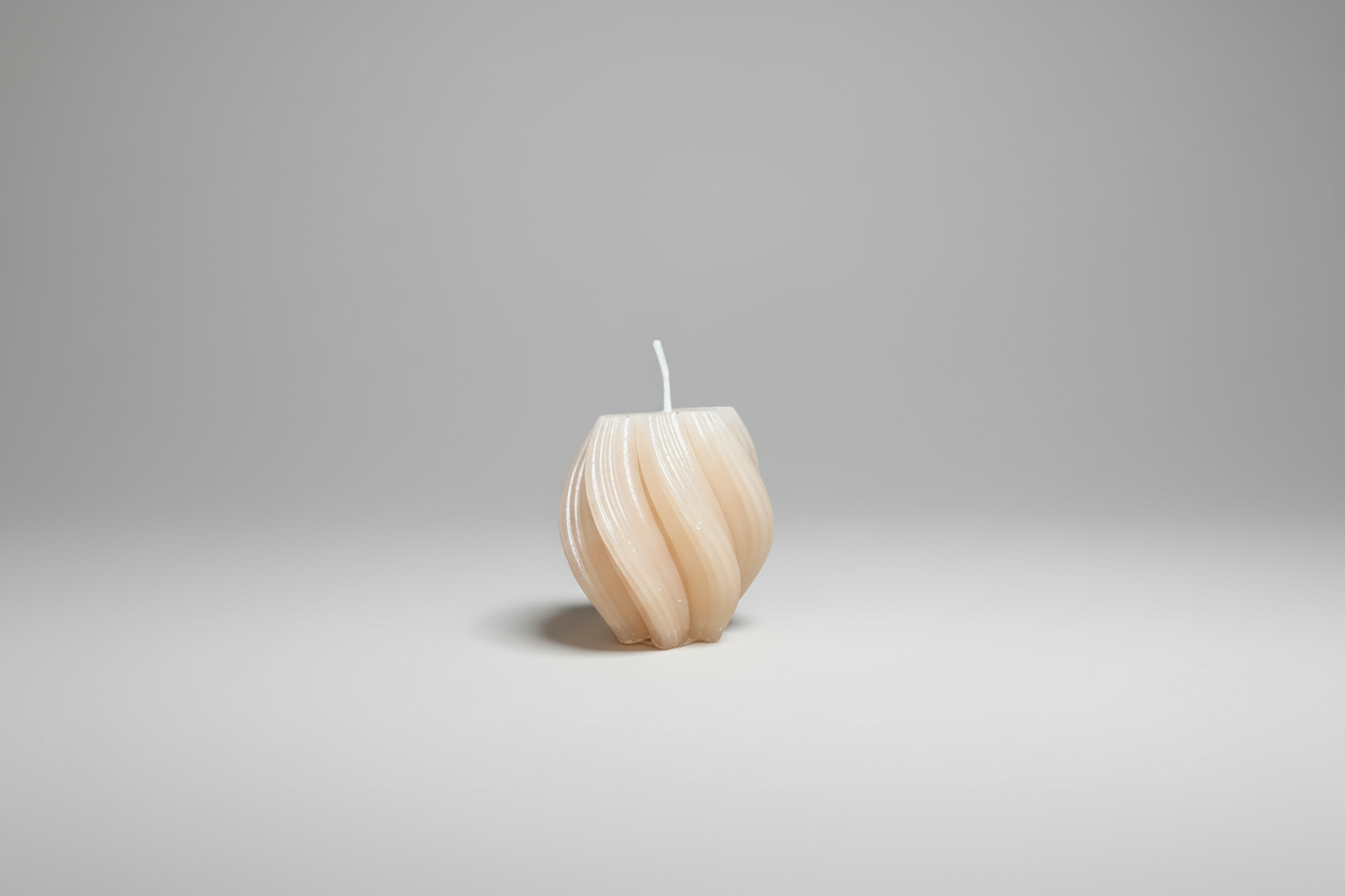 Handgemachte, beige Kerze mit Spiraldesign auf neutralem Hintergrund
