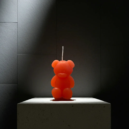 Rote Kerze in Bärenform auf heller Oberfläche, handgemacht, dekorativ, stimmungsvolles Licht