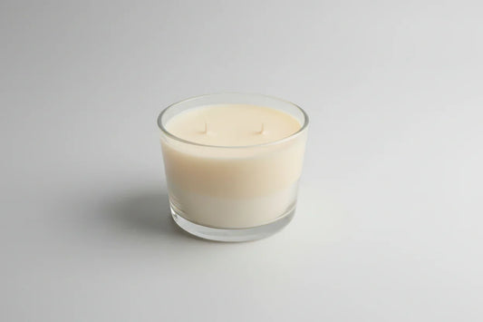 Handgemachte Duftkerze im Glas mit zwei Dochten auf weißem Hintergrund