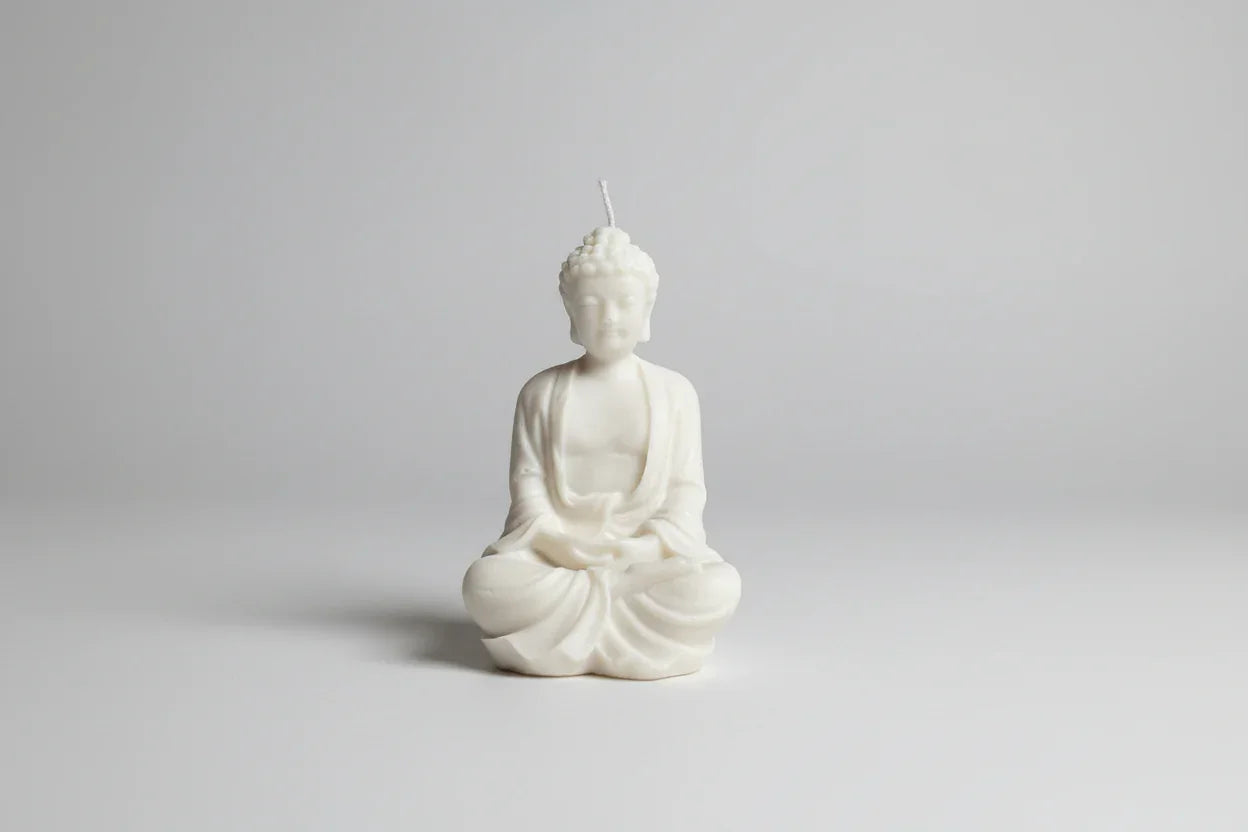 Handgemachte Buddha Kerze in Weiß, sitzende Figur für stimmungsvolle Dekoration