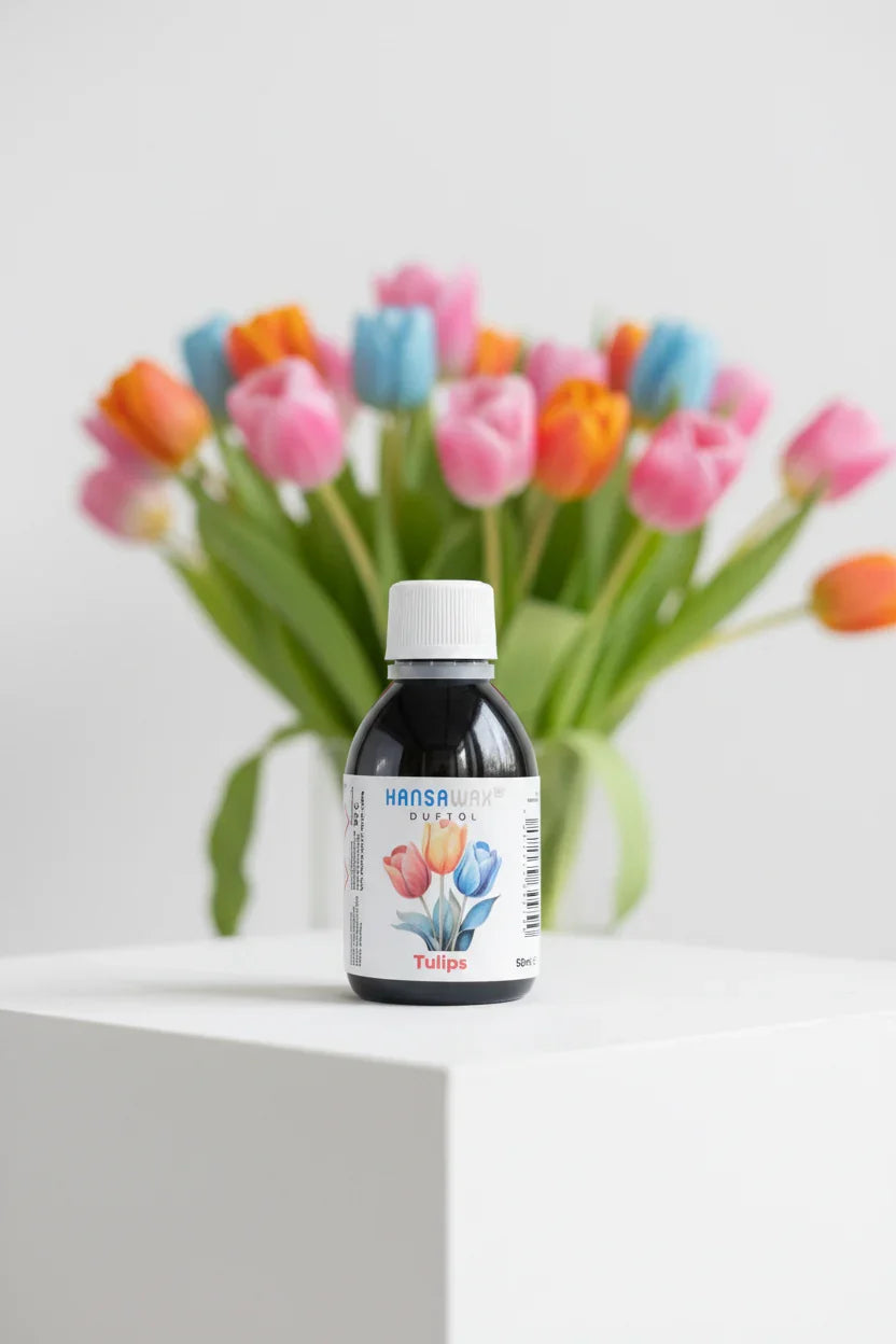 Duftöl-Flasche Tulpen auf weißem Podest, bunter Tulpenstrauß im Hintergrund