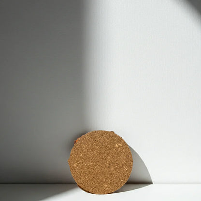 Runde Kerze mit Korkdeckel, handgemacht, auf hellem Hintergrund