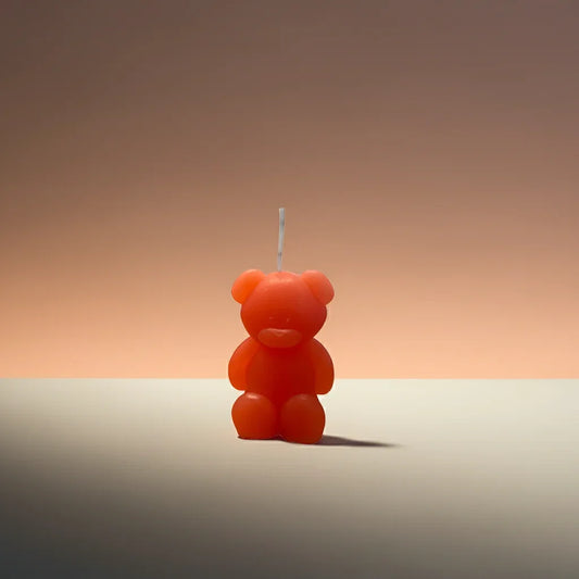 Handgemachte Kerze in Bärenform aus Wachs, dekorativ, auf neutralem Hintergrund