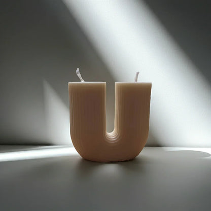 Handgemachte Kerze in U-Form, cremefarben, minimalistisch, stimmungsvolles Licht