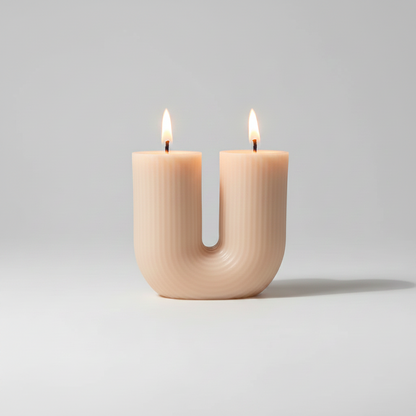 Handgemachte Kerze in U-Form, cremefarben, minimalistisch, stimmungsvolles Licht