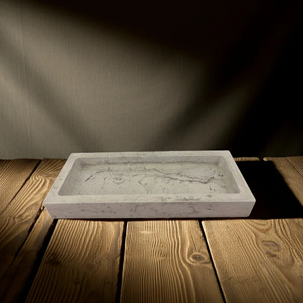 Rechteckige Beton-Schale auf Holztisch, schlichtes Design, natürliche Dekoration