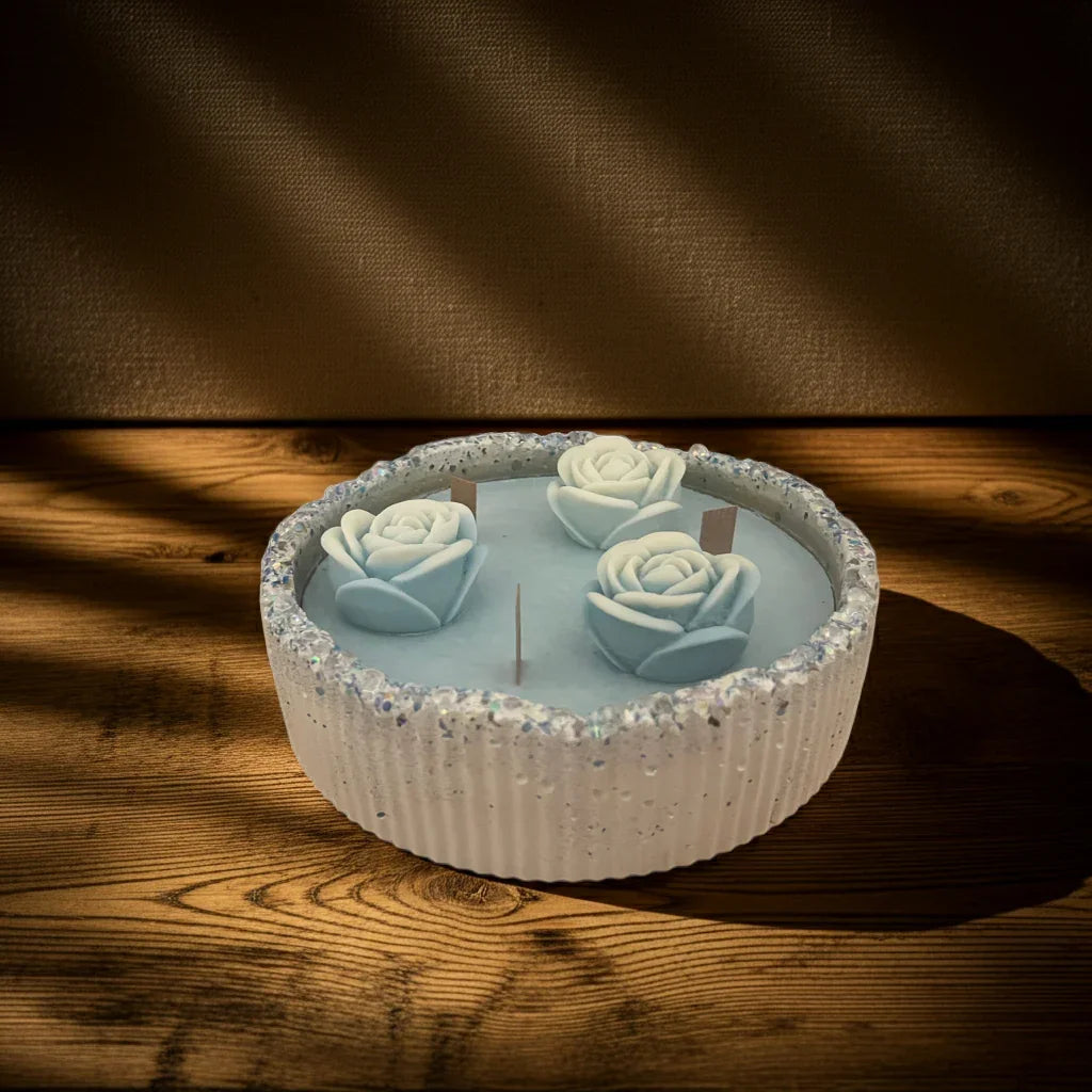 Handgemachte Kerze in Schale mit blauen Rosen, dekorativ auf Holztisch